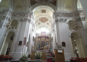 Zdjęcia uczestników klubu seniora i opiekunów wycieczki w kościele w Lesznie