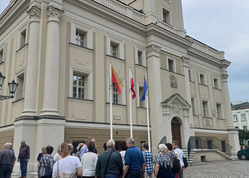 Uczestnicy klubu seniora i opiekunowie zwiedzają rynek w Lesznie