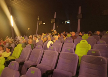 Uczestnicy klubu seniora w sali kinowej