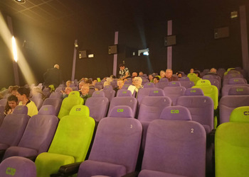 Uczestnicy klubu seniora w sali kinowej