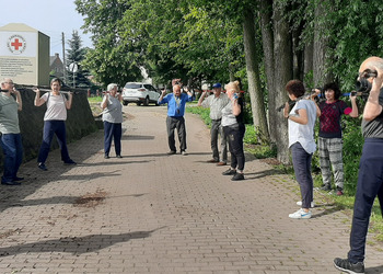 Zdjęcie przedstawia uczestników Klubu Seniora podczas zajęć nordic walking