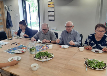 Zdjęcie przedstawia uczestników Klubu Seniora podczas poradnictwa dietetycznego 