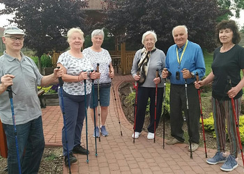 Uczestnicy klubu seniora podczas zajęć nordic walking