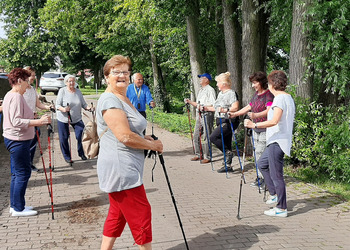 Uczestnicy klubu seniora podczas zajęć nordic walking