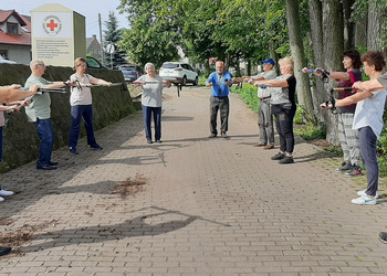 Uczestnicy klubu seniora podczas zajęć nordic walking