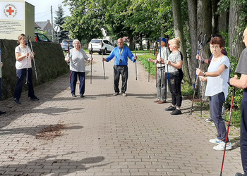 Uczestnicy klubu seniora podczas zajęć nordic walking