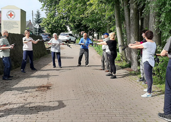 Uczestnicy klubu seniora podczas zajęć nordic walking