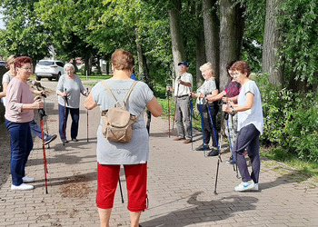 Uczestnicy klubu seniora podczas zajęć nordic walking