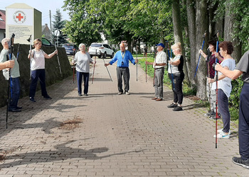 Uczestnicy klubu seniora podczas zajęć nordic walking