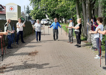 Uczestnicy klubu seniora podczas zajęć nordic walking