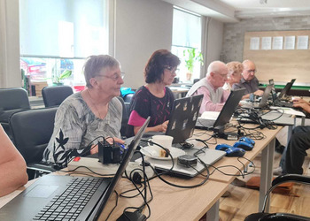 Uczestnicy klubu seniora podczas zajęć komputerowych