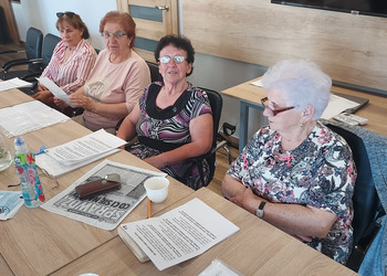 Zdjęcie przedstawia uczestników Klubu Seniora podczas zajęć edukacyjnych