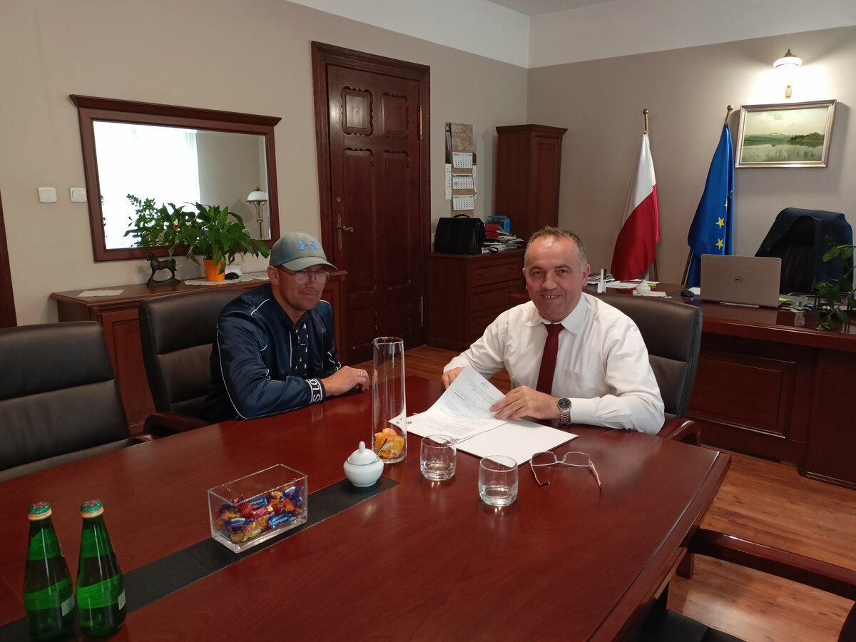 Zdjęcie przedstawia Wójta Gminy Wijewo i Pana Marcina Jęśkowiaka podczas podpisywania umowy