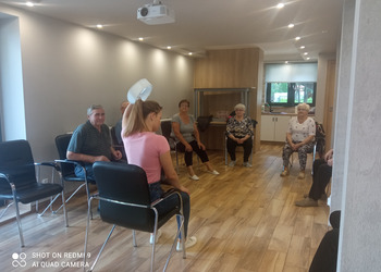 zdjęcie przedstawia uczestników klubu Seniora