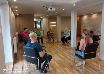 Zdjęcie przedstawia uczestników Klubu Seniora