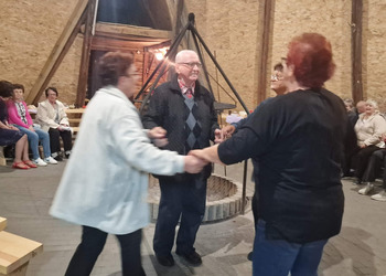 Zdjęcie przedstawia uczestników Klubu Seniora