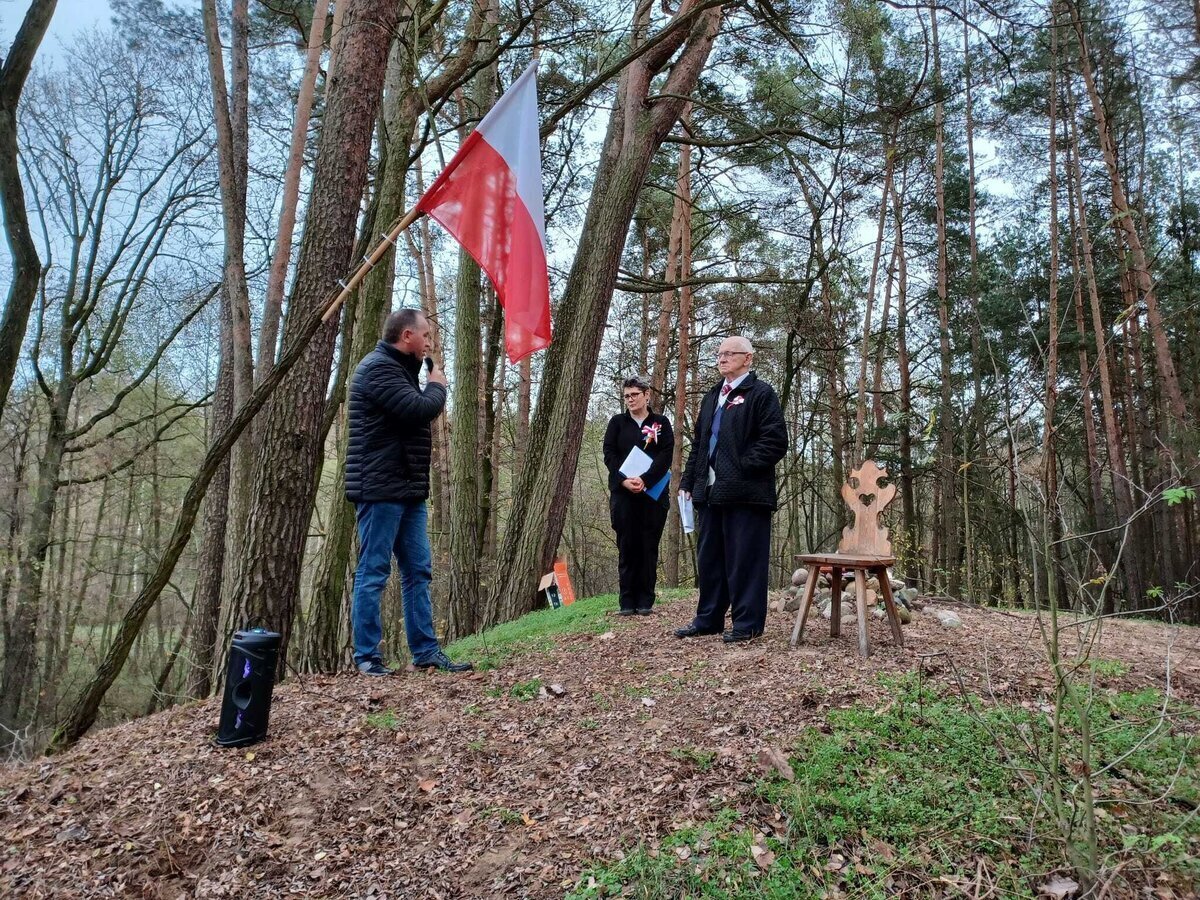 zdjecie przedstawia wójta gminy wijewo z osobami prowadzącymi uroczystość