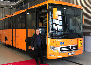 Zdjęcie przedstawia uczestników odbioru autobusu