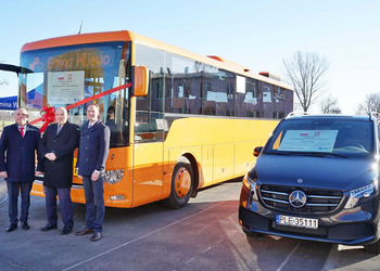 Uczestnicy odbioru nowych samochodów