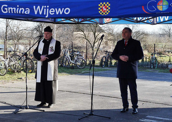 Uczestnicy odbioru nowych samochodów