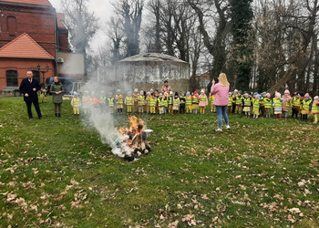 Zdjęcie przedstawia uczestników powitania Dnia Wiosny