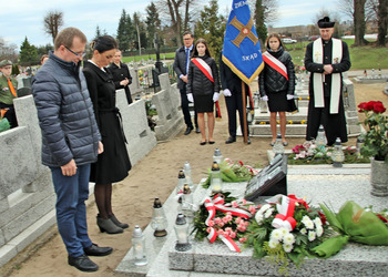 Zdjęcie przedstawia uczestników odsłonięcia tablicy