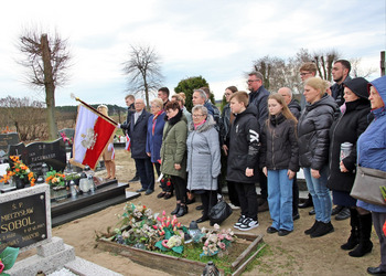 Zdjęcie przedstawia uczestników odsłonięcia tablicy