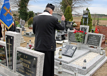 Zdjęcie przedstawia uczestników odsłonięcia tablicy