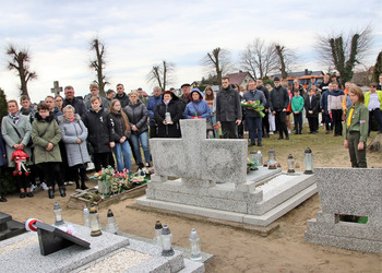 Zdjęcie przedstawia uczestników odsłonięcia tablicy