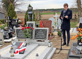 Zdjęcie przedstawia uczestników odsłonięcia tablicy