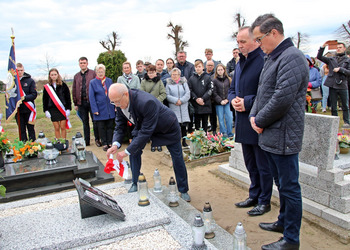 Zdjęcie przedstawia uczestników odsłonięcia tablicy