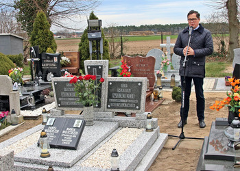 Zdjęcie przedstawia uczestników odsłonięcia tablicy