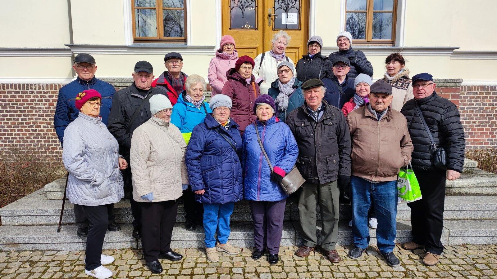 Zdjęcie przedstawia uczestników wyjazdu do Szreniawy