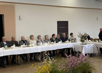 Zdjęcie przedstawia Seniorów i zaproszonych gości przy Wielkanocnym Stole 