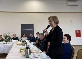 Zdjęcie przedstawia Panią Dyrektor Przedszkola w Wijewie składającą życzenia 