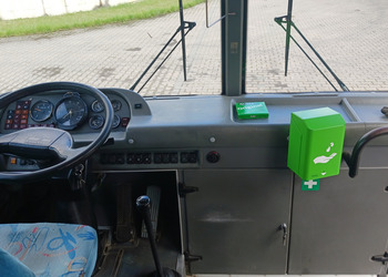 zdjęcie przedstawia autobus szkolny - środek