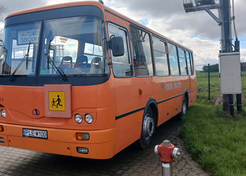 zdjęcie przedstawia autobus szkolny 