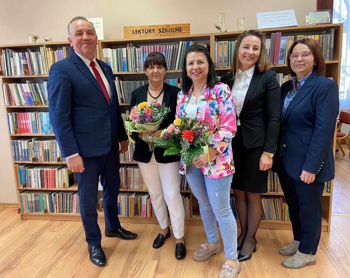 Zdjęcie przedstawiające Wójta Gminy Wijewo, Panią Sekretrz, Panią Skarbnik oraz Bibliotekarki 