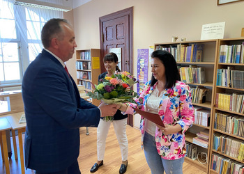 Zdjęcie przedstawia Wójta oraz Bibliotekarki