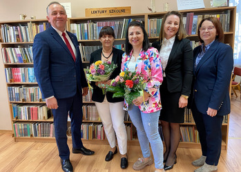 Zdjęcie przedstawia Wójta, Panię Sekretarz, Panią Skarbnik  oraz Panie Bibliotekarki