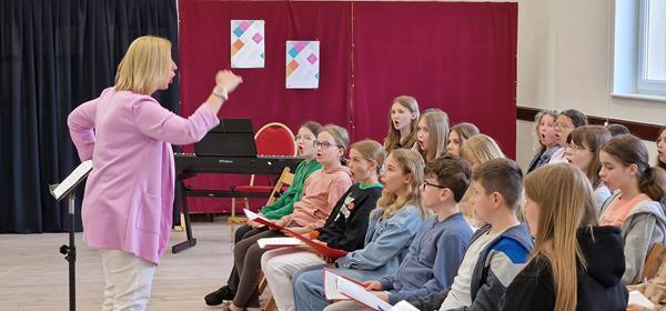 Zdjęcie przedstawia uczestników warsztatów