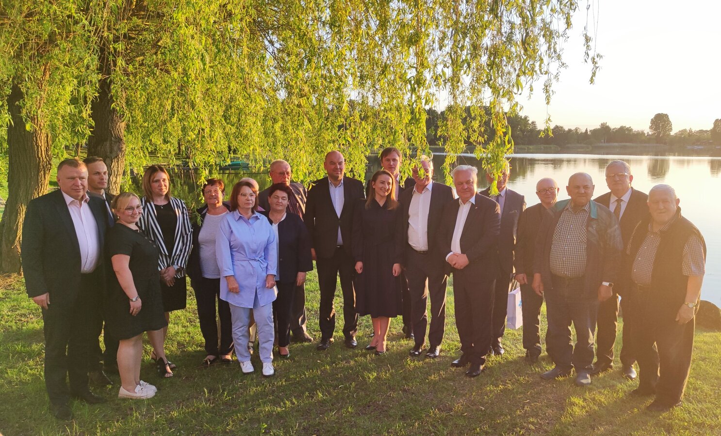 Zdjęcie przedstawia osoby z komisji ds. funduszy europejskich