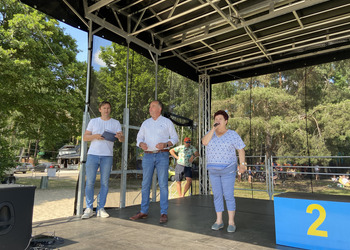 zdjęcie przedstawia Wójta Gminy, Dyrektora GOG i Panią Przewodniczącą Rady Gminy