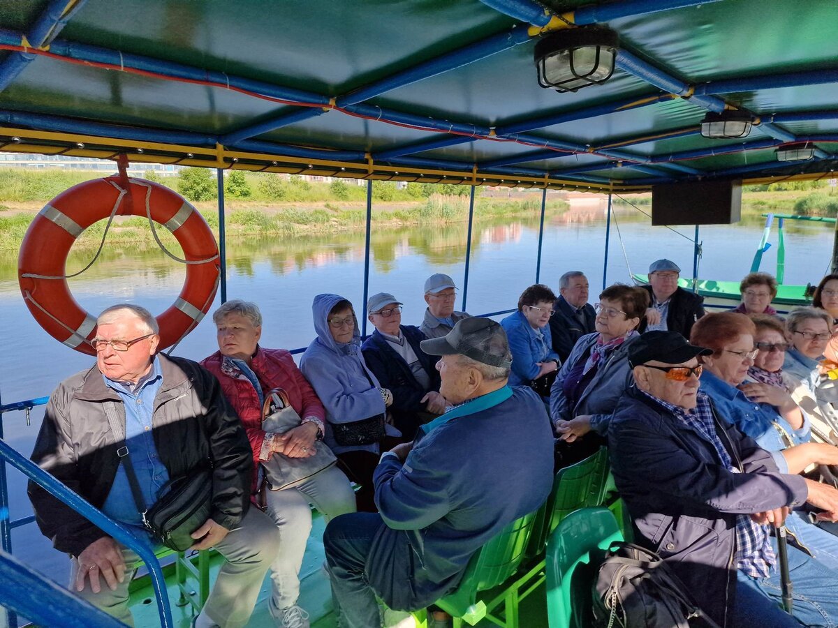 zdjęcie przedstawia seniorów na statku 