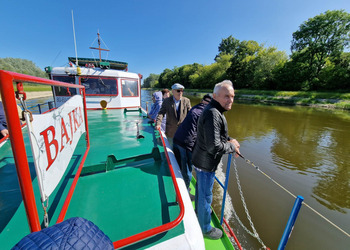 zdjęcie przedstawia seniorów na statku 