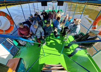 zdjęcie przedstawia seniorów na statku 