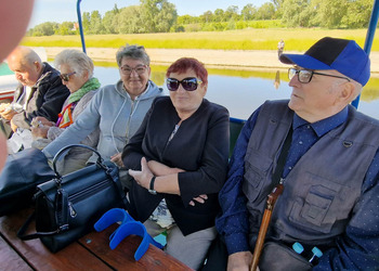 zdjęcie przedstawia seniorów na statku 