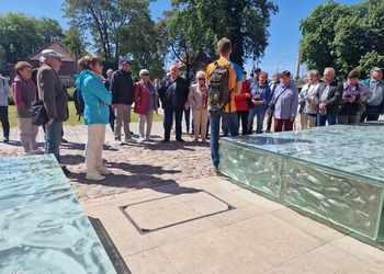 zdjęcie przedstawia seniorów 