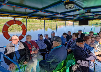 zdjęcie przedstawia seniorów na statku 