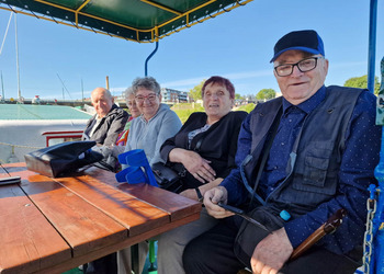 zdjęcie przedstawia seniorów na statku 
